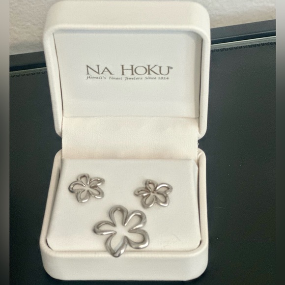 Na Hoku Floating Plumeria earrings and pendant - Picture 4 of 5